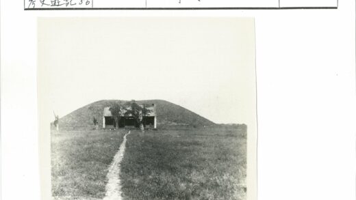 山间小屋与草地风光.jpg