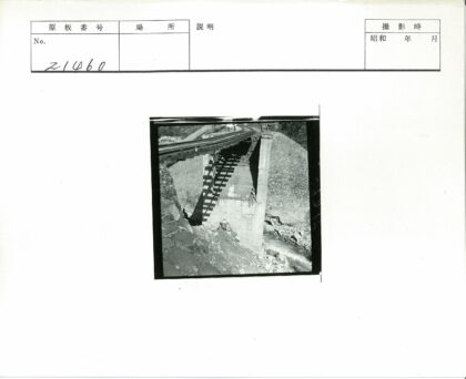 山间小溪铁路石桥.jpg