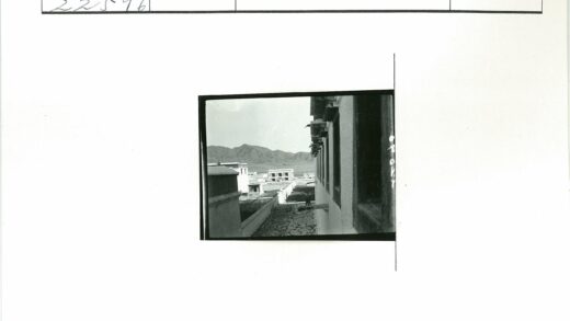 山间小路与远行者晴空下.jpg