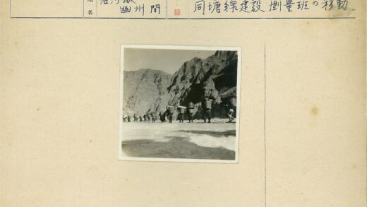 山间小路提篮行人.jpg