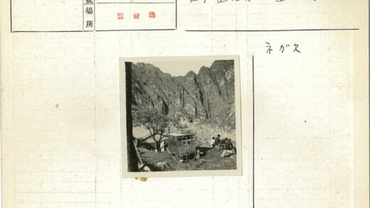 山间木屋与岩石风景.jpg
