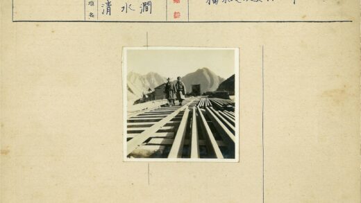 山间木架上的徒步者.jpg
