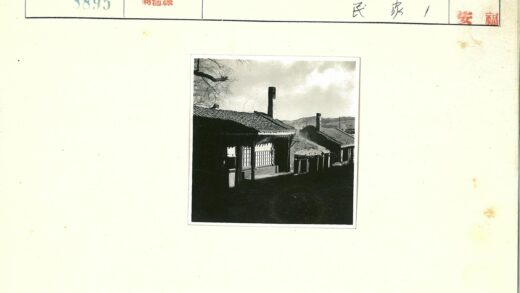 山间木窗瓦顶老屋风景.jpg