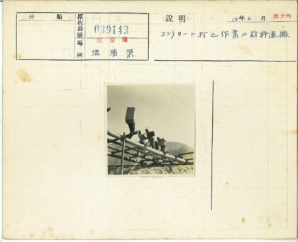 山间木道负重前行.jpg
