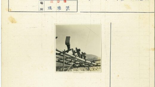 山间木道负重前行.jpg