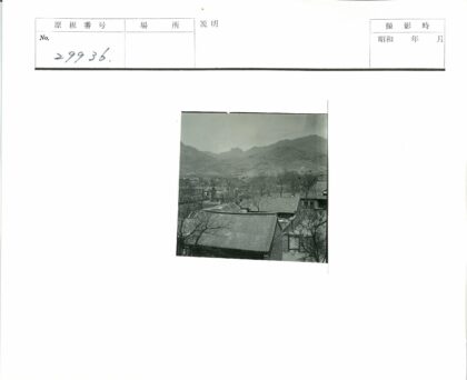 山间村庄屋顶晴空景色.jpg