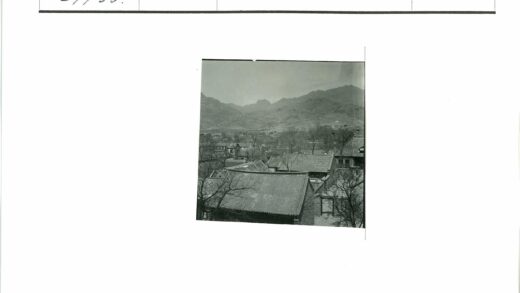 山间村庄屋顶晴空景色.jpg