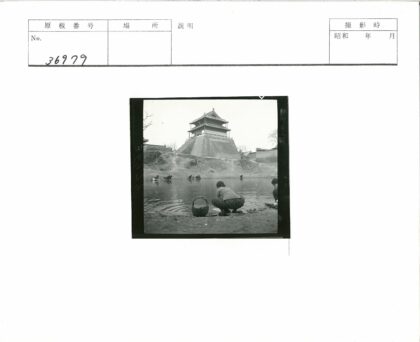 山间池塘妇女洗衣传统建筑.jpg