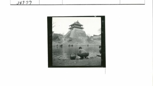 山间池塘妇女洗衣传统建筑.jpg