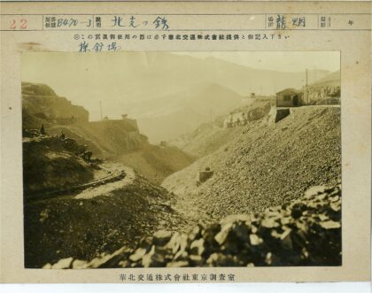 山间泥路与岩石景观.jpg