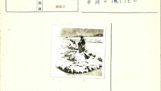 山间浅河洗衣人.jpg