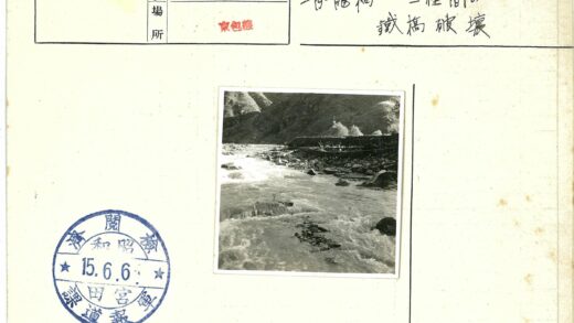山间湍急河流与巨石景观.jpg