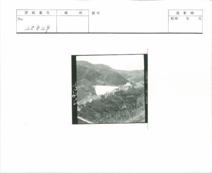 山间湖畔白色建筑.jpg
