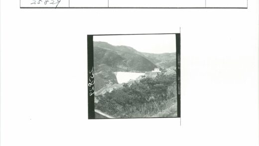 山间湖畔白色建筑.jpg