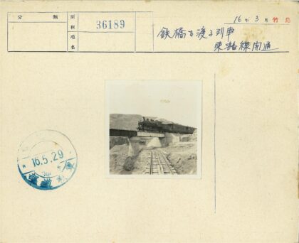 山间火车铁轨桥梁.jpg