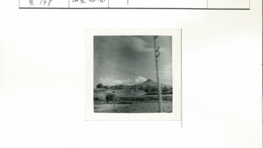 山间田野与古建筑风光.jpg