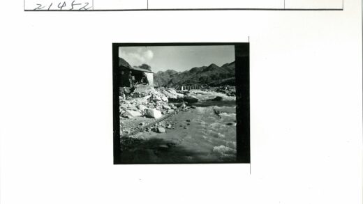 山间石屋与岩石河流景色.jpg
