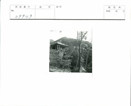 山间石屋与茅草隐现.jpg