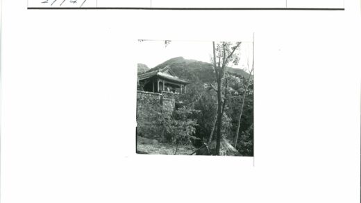 山间石屋与茅草隐现.jpg