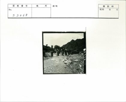 山间石岸古桥风光.jpg