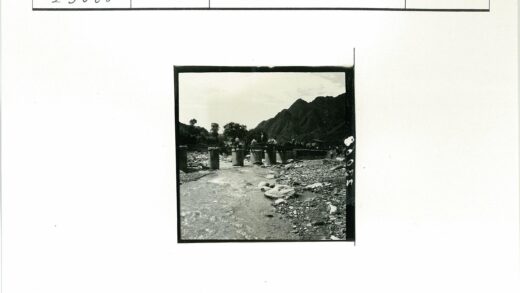 山间石岸古桥风光.jpg