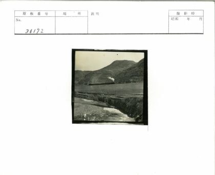 山间蒸汽火车与溪流岩石景.jpg