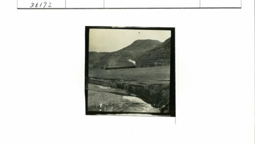 山间蒸汽火车与溪流岩石景.jpg