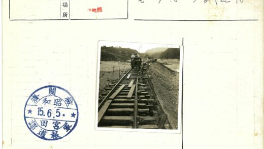山间行驶的早期火车.jpg