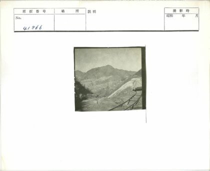 山间铁路与木制站台.jpg