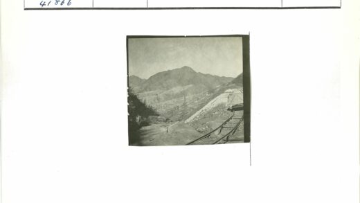 山间铁路与木制站台.jpg