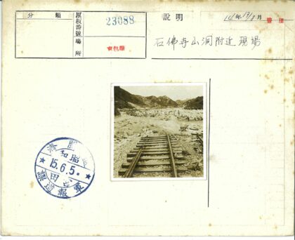 山间铁轨与人群远眺.jpg