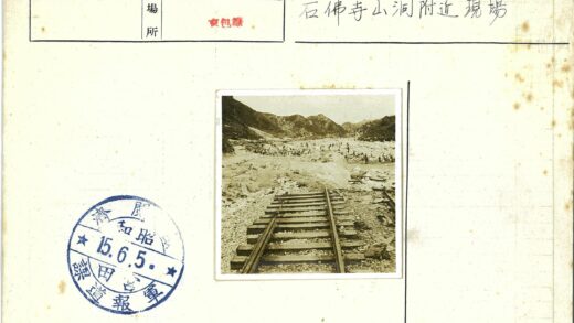 山间铁轨与人群远眺.jpg