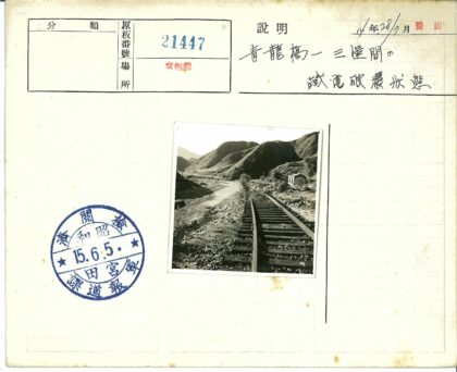 山间铁轨与河流风光.jpg