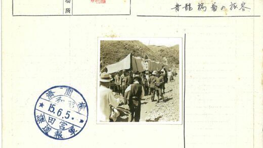 山间集会与巨柱景观.jpg