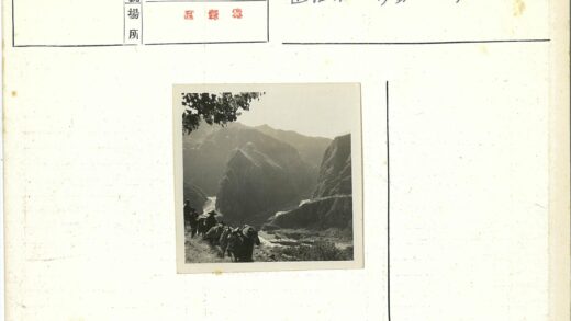 山间骑马沿河行.jpg