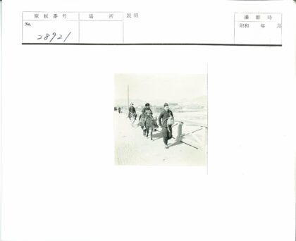 山间骑驴过桥图.jpg