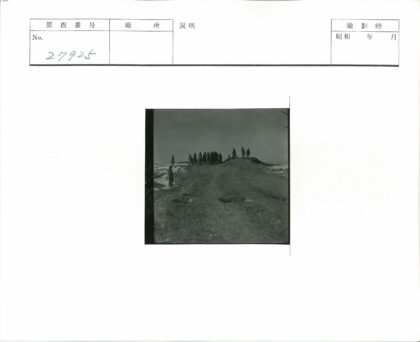 山顶人群聚集贫瘠风景.jpg