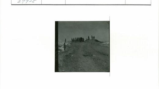 山顶人群聚集贫瘠风景.jpg
