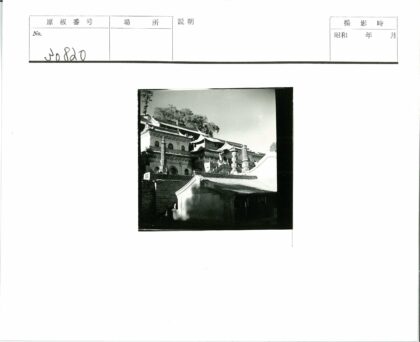 山顶传统建筑群与分层屋顶.jpg