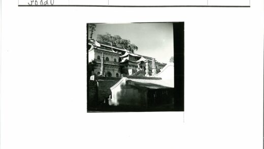 山顶传统建筑群与分层屋顶.jpg