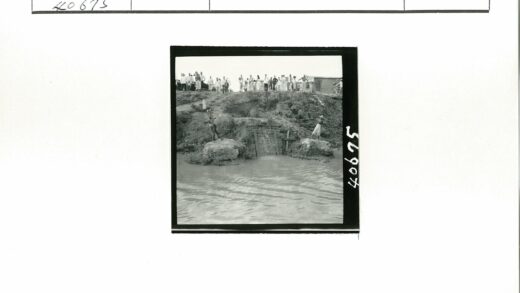 山顶俯瞰水岸岩石建筑.jpg