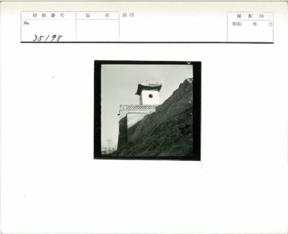 山顶华丽砖塔与晴空.jpg