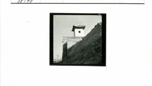 山顶华丽砖塔与晴空.jpg
