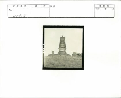 山顶古塔与侧殿.jpg