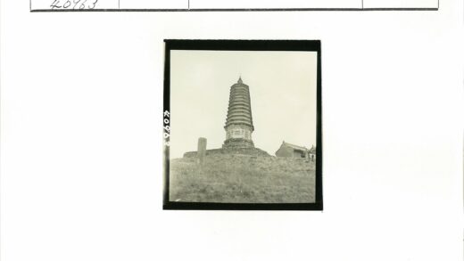 山顶古塔与侧殿.jpg