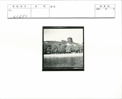 山顶古建与水域风光.jpg