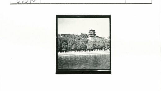 山顶古建与水域风光.jpg