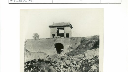 山顶古建拱门与自然景观.jpg