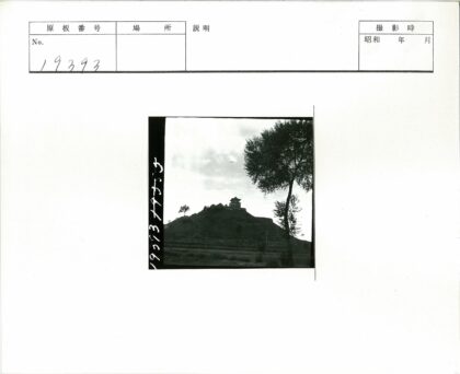 山顶古建筑与自然风光.jpg