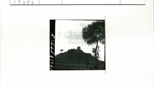 山顶古建筑与自然风光.jpg